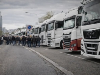 https://www.tp24.it/immagini_articoli/14-04-2026/gli-autotrasportatori-scioperano-in-sicilia-cinque-giorni-fermi-contro-il-caro-gasolio-250.jpg