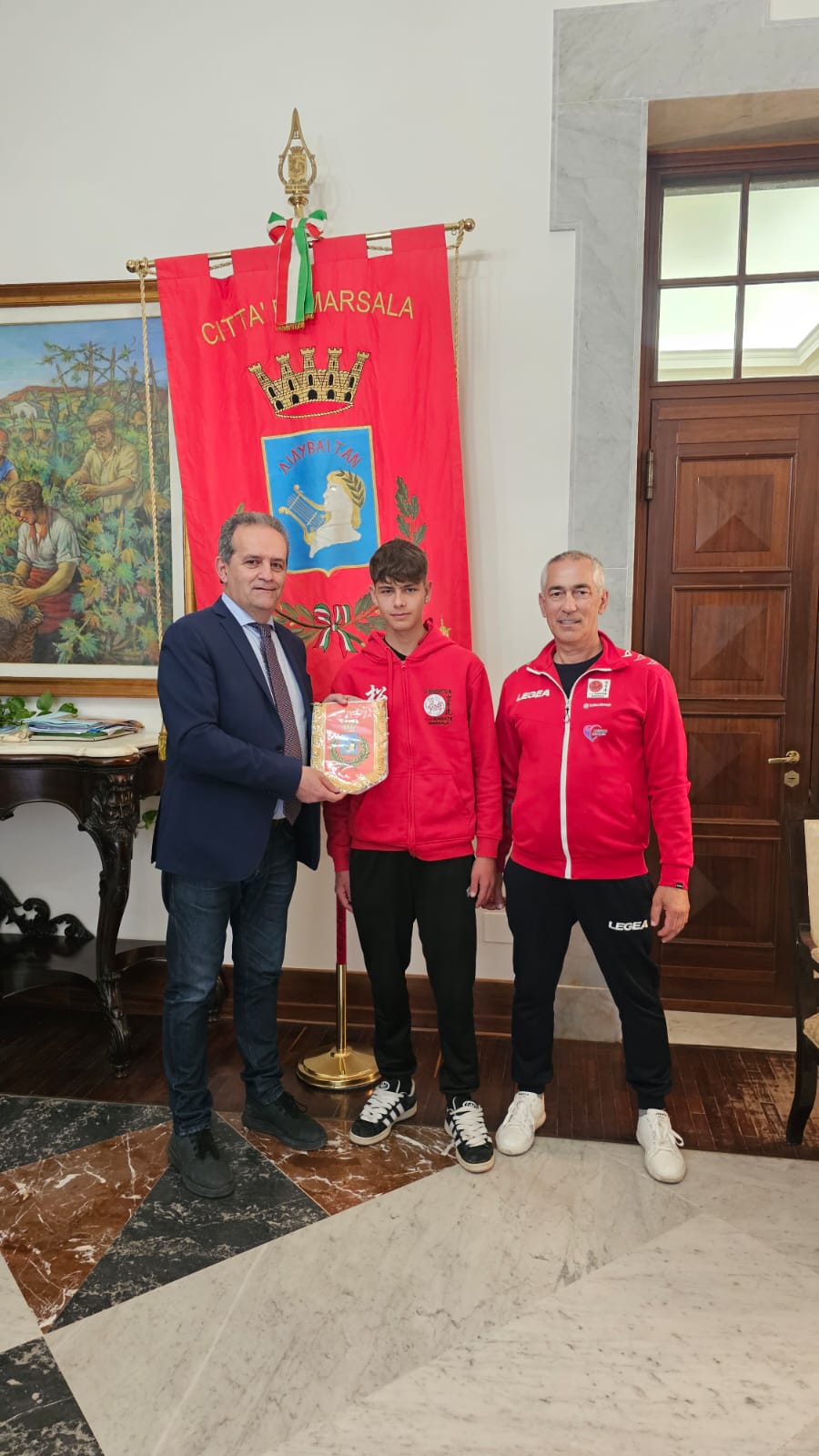 https://www.tp24.it/immagini_articoli/14-05-2025/1747217326-0-marsala-il-neo-campione-italiano-di-karate-marco-di-benedetto-in-visita-a-palazzo-municipale.jpg