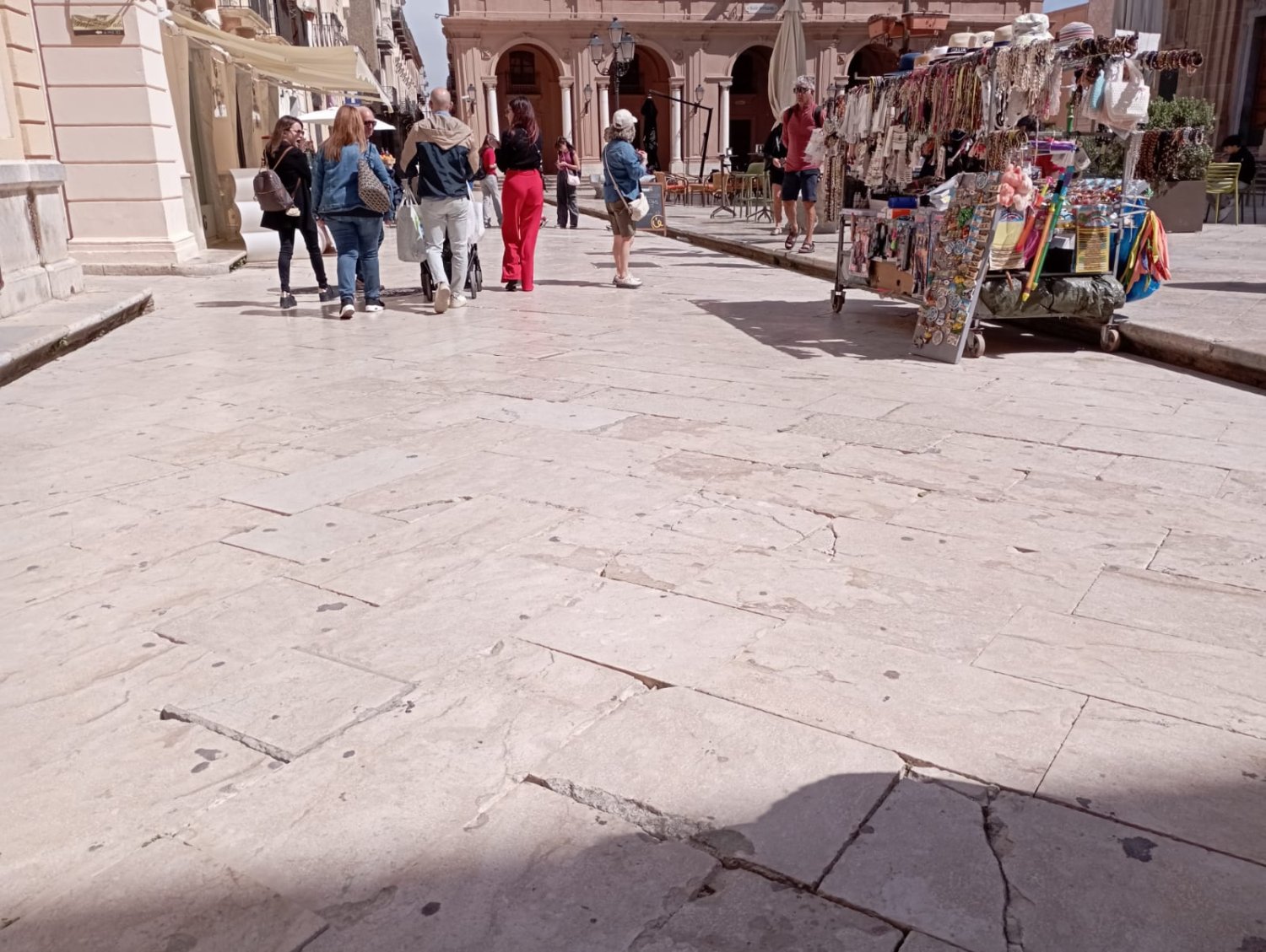 https://www.tp24.it/immagini_articoli/14-05-2026/1778738112-0-basole-killer-a-marsala-uomo-cade-in-piazza-loggia.jpg