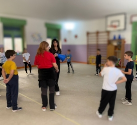 https://www.tp24.it/immagini_articoli/14-05-2026/trapani-sport-e-alimentazione-sana-progetto-aics-alla-bassi-catalano-250.jpg