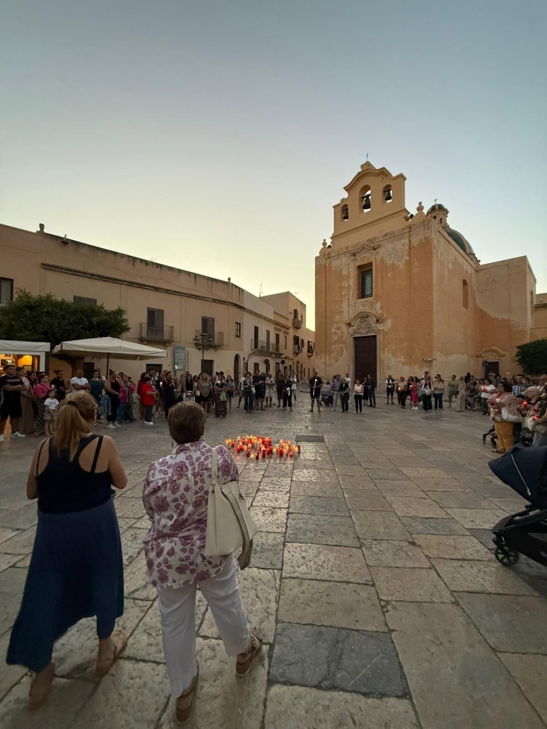 https://www.tp24.it/immagini_articoli/14-06-2026/1781420078-0-favignana-fiaccolata-per-michele-sias-dopo-l-incidente-in-moto.jpg