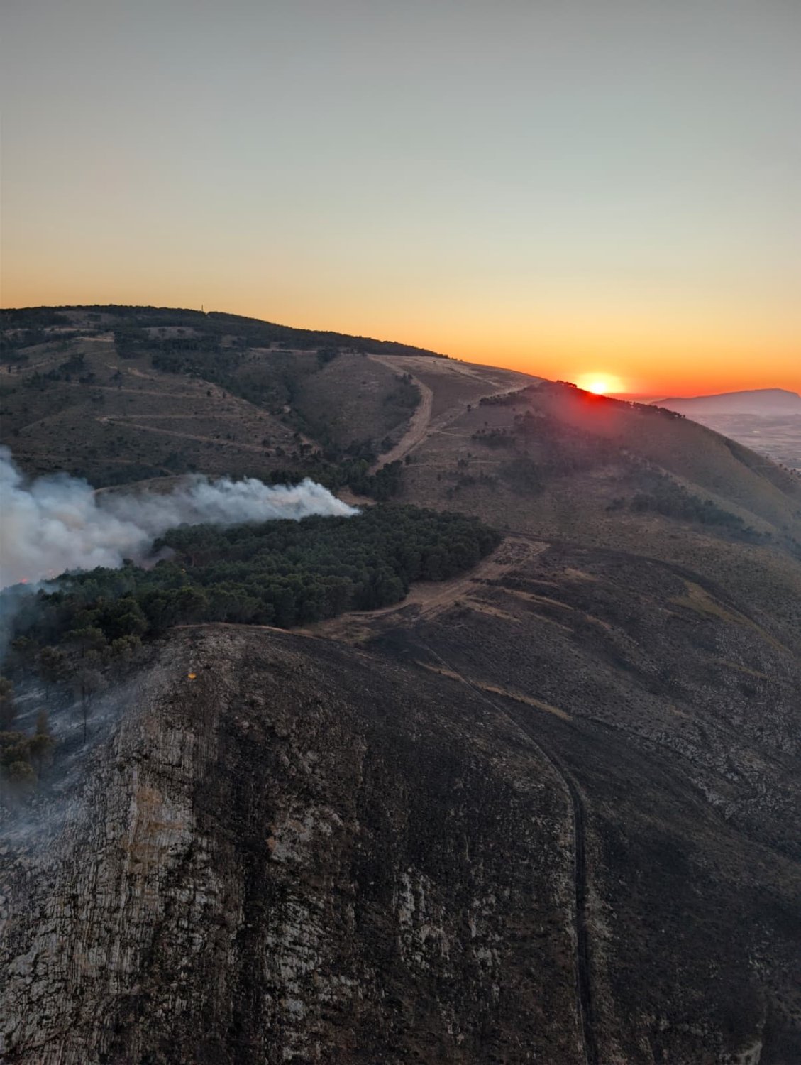 https://www.tp24.it/immagini_articoli/14-06-2026/1781421678-0-montagna-grande-continua-a-bruciare-ripresi-all-alba-i-lanci-di-canadair-ed-elicotteri.jpg