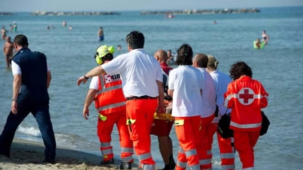 https://www.tp24.it/immagini_articoli/14-06-2026/1781446979-0-sicila-tragedia-in-mare-muore-una-bambina-di-7-anni-dopo-un-malore-in-acqua.jpg