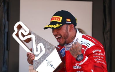 https://www.tp24.it/immagini_articoli/14-06-2026/hamilton-vince-il-suo-primo-gp-con-la-ferrari-e-a-barcellona-fa-106-vittorie-250.jpg