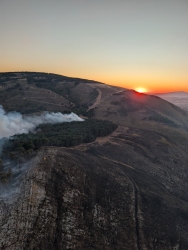 https://www.tp24.it/immagini_articoli/14-06-2026/montagna-grande-continua-a-bruciare-ripresi-all-alba-i-lanci-di-canadair-ed-elicotteri-250.jpg