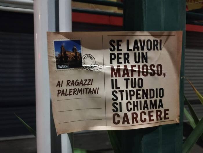 https://www.tp24.it/immagini_articoli/14-07-2026/1784028104-0-nuove-cartoline-anonime-contro-la-mafia-se-lavori-per-un-mafioso-il-tuo-stipendio-si-chiama-carcere.jpg