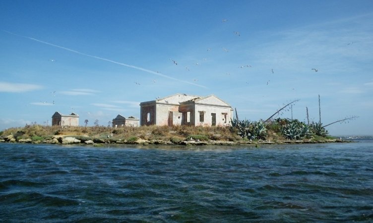https://www.tp24.it/immagini_articoli/14-08-2026/1786696662-0-isola-schola-nuccio-replica-a-legambiente-riqualificare-non-significa-devastare.jpg