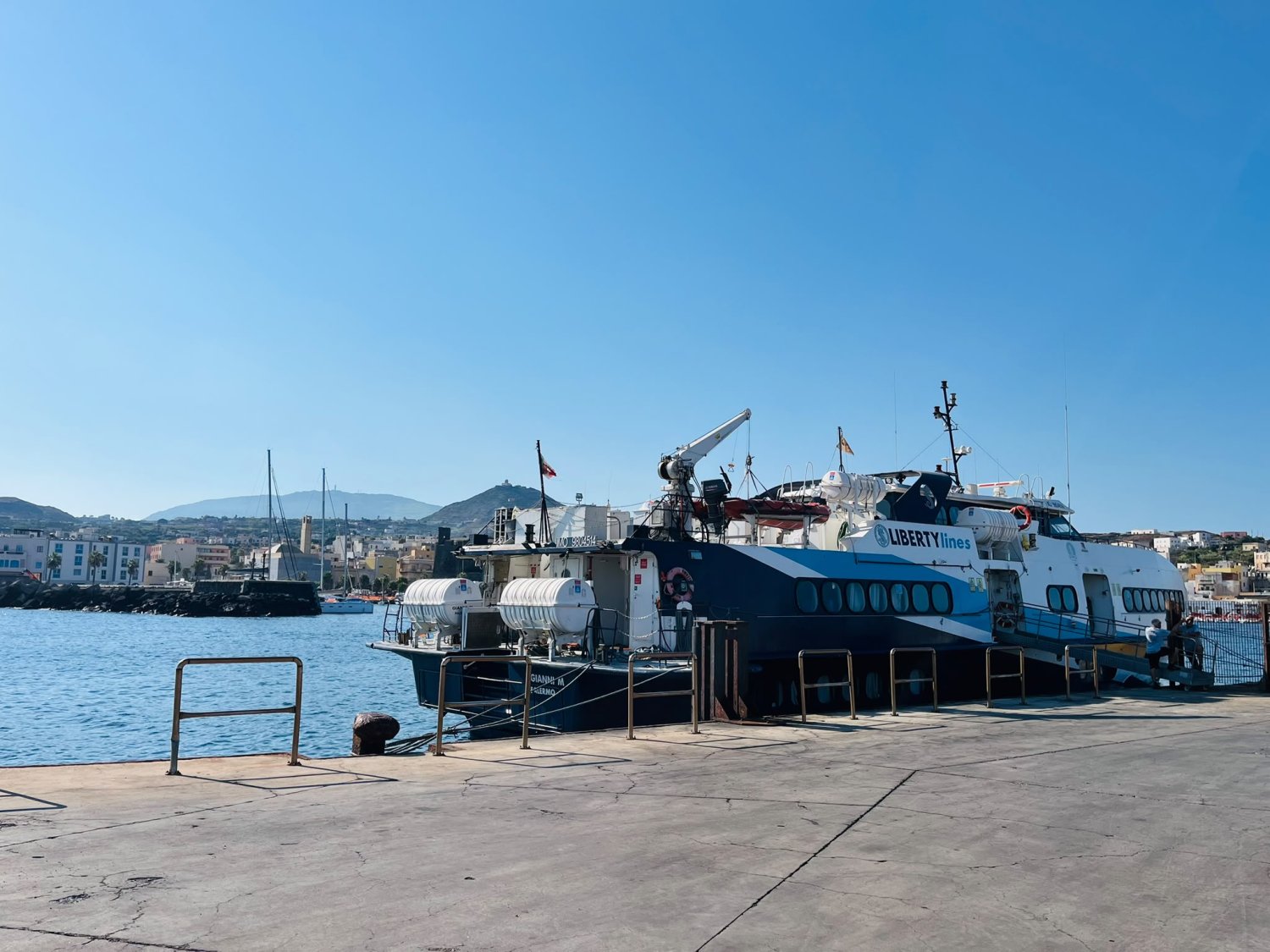 https://www.tp24.it/immagini_articoli/14-08-2026/1786699046-0-trapani-pantelleria-un-odissea-in-mare-e-in-terra-per-centina-di-passeggeri-l-aliscafo-arriva-dopo-quasi-18-ore.jpg