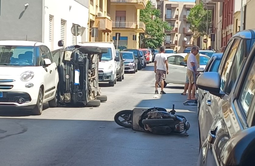 https://www.tp24.it/immagini_articoli/14-08-2026/1786711972-0-marsala-scontro-tra-uno-scooter-una-panda-l-auto-si-ribalta.jpg