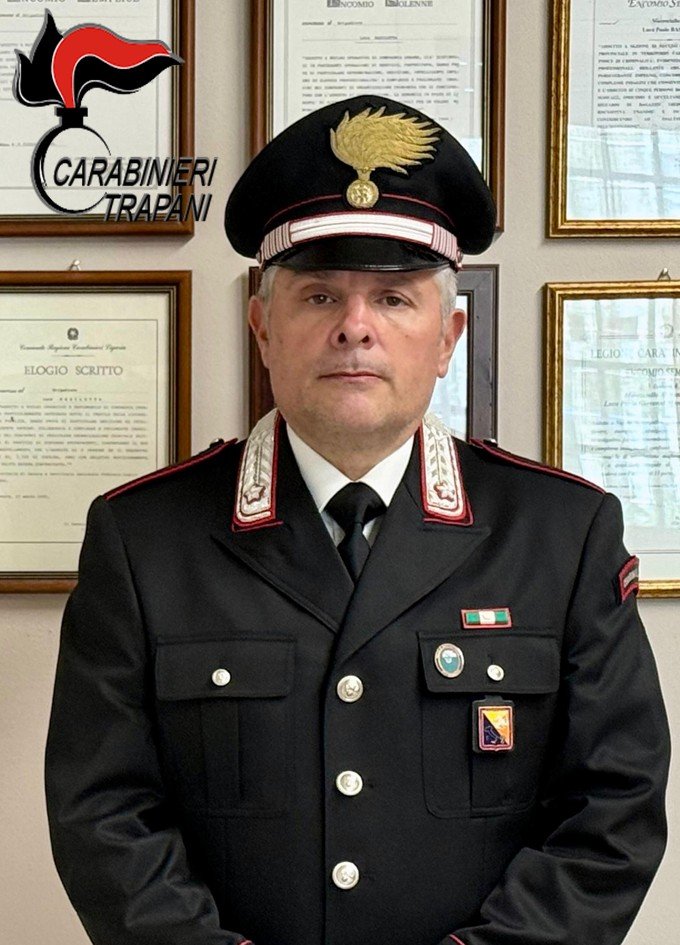 https://www.tp24.it/immagini_articoli/14-08-2026/1786721984-0-favignana-leonardo-bileti-lascia-il-comando-dei-carabinieri-al-suo-posto-luca-basilotta.jpg
