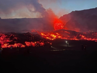 https://www.tp24.it/immagini_articoli/14-08-2026/etna-nuova-bocca-eruttiva-voli-sospesi-fino-al-15-agosto-250.jpg