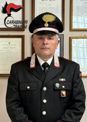 https://www.tp24.it/immagini_articoli/14-08-2026/favignana-leonardo-bileti-lascia-il-comando-dei-carabinieri-al-suo-posto-luca-basilotta-250.jpg