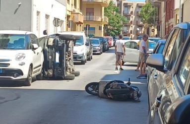 https://www.tp24.it/immagini_articoli/14-08-2026/marsala-scontro-tra-uno-scooter-e-una-panda-l-auto-si-ribalta-250.jpg
