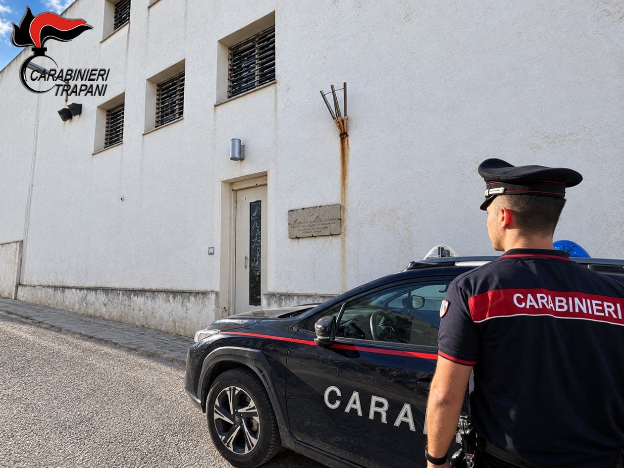 https://www.tp24.it/immagini_articoli/14-10-2026/1791970613-0-estorsioni-dal-carcere-di-favignana-quattro-arresti.jpg