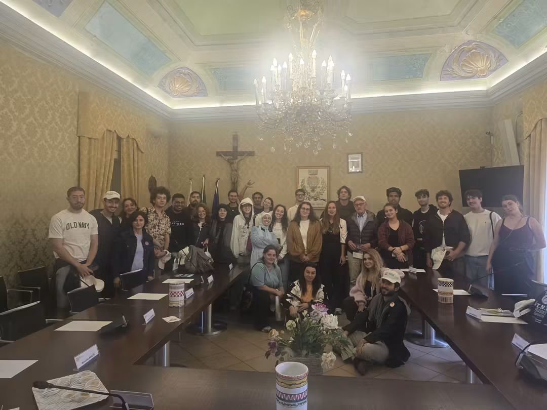 https://www.tp24.it/immagini_articoli/14-10-2026/1791984010-0-erice-32-giovani-da-sei-paesi-alla-scoperta-dei-miti-e-della-storia-del-mediterraneo.jpg
