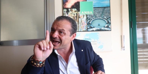 https://www.tp24.it/immagini_articoli/14-10-2026/regionali-fdi-apre-a-de-luca-presidente-forza-italia-e-lega-dicono-no-250.jpg
