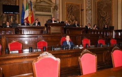 https://www.tp24.it/immagini_articoli/14-10-2026/sicilia-tre-voti-tengono-in-piedi-la-manovra-ora-lo-scontro-sulle-mancette-250.jpg