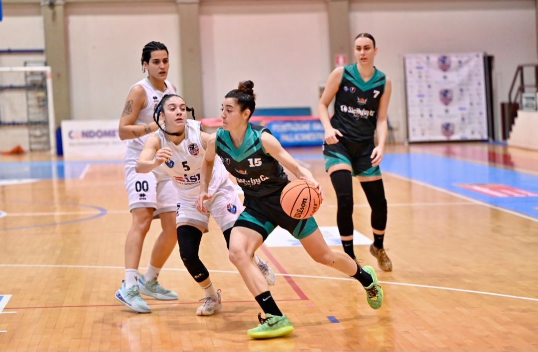 https://www.tp24.it/immagini_articoli/14-12-2025/1765723285-0-basket-femminile-grande-momento-per-la-alcamo-basket-che-vince-anche-a-cagliari.jpg