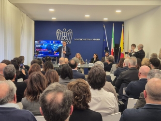 https://www.tp24.it/immagini_articoli/15-01-2026/fondi-ue-presentato-il-bando-step-315-milioni-per-lo-sviluppo-dell-hi-tech-in-sicilia-250.jpg