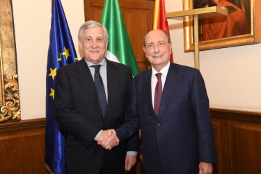 https://www.tp24.it/immagini_articoli/15-01-2026/tajani-in-sicilia-per-blindare-forza-italia-congresso-rimpasto-e-sfide-interne-250.jpg