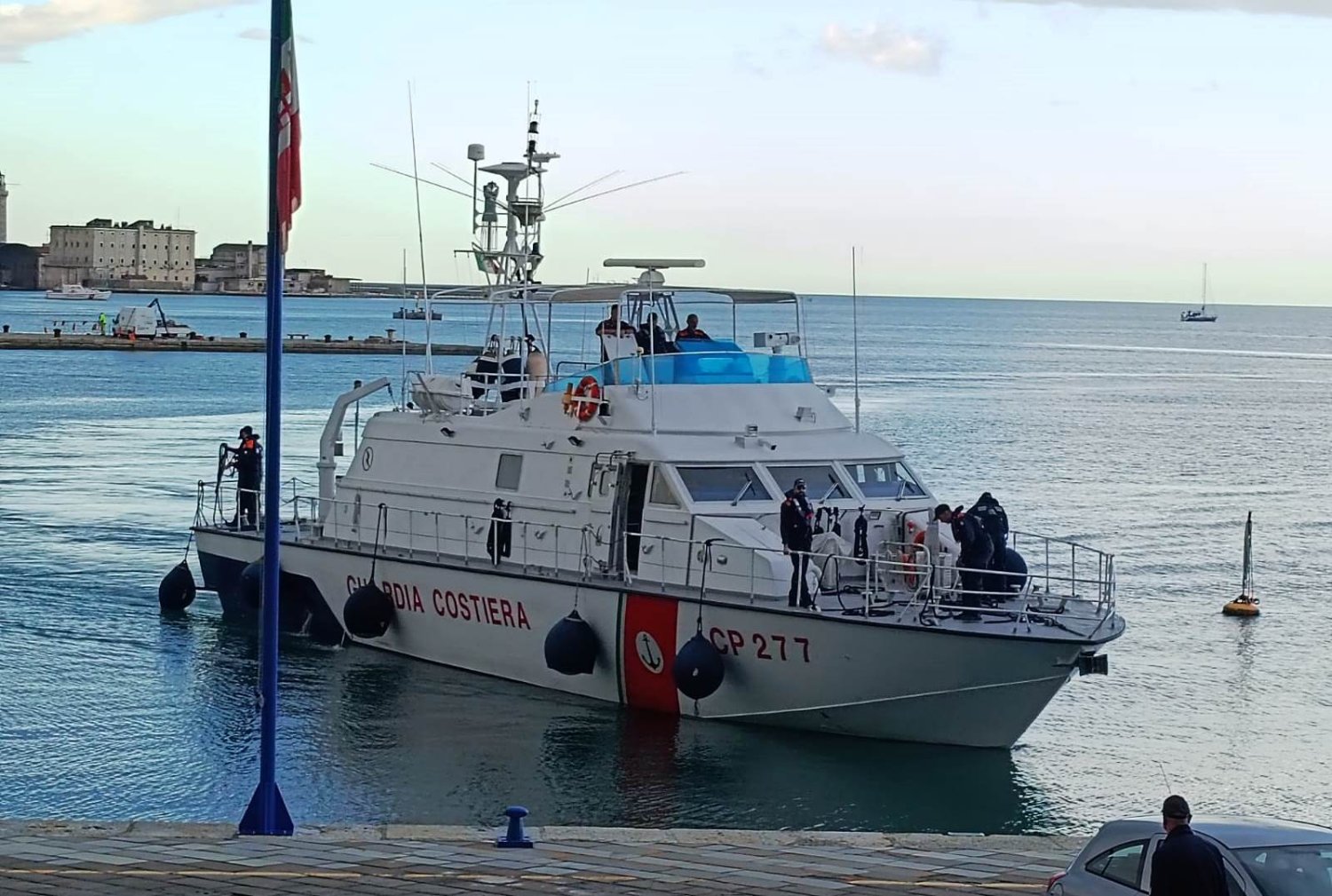 https://www.tp24.it/immagini_articoli/15-03-2026/1773567791-0-naufragio-davanti-lampedusa-disperso-un-bambino.jpg