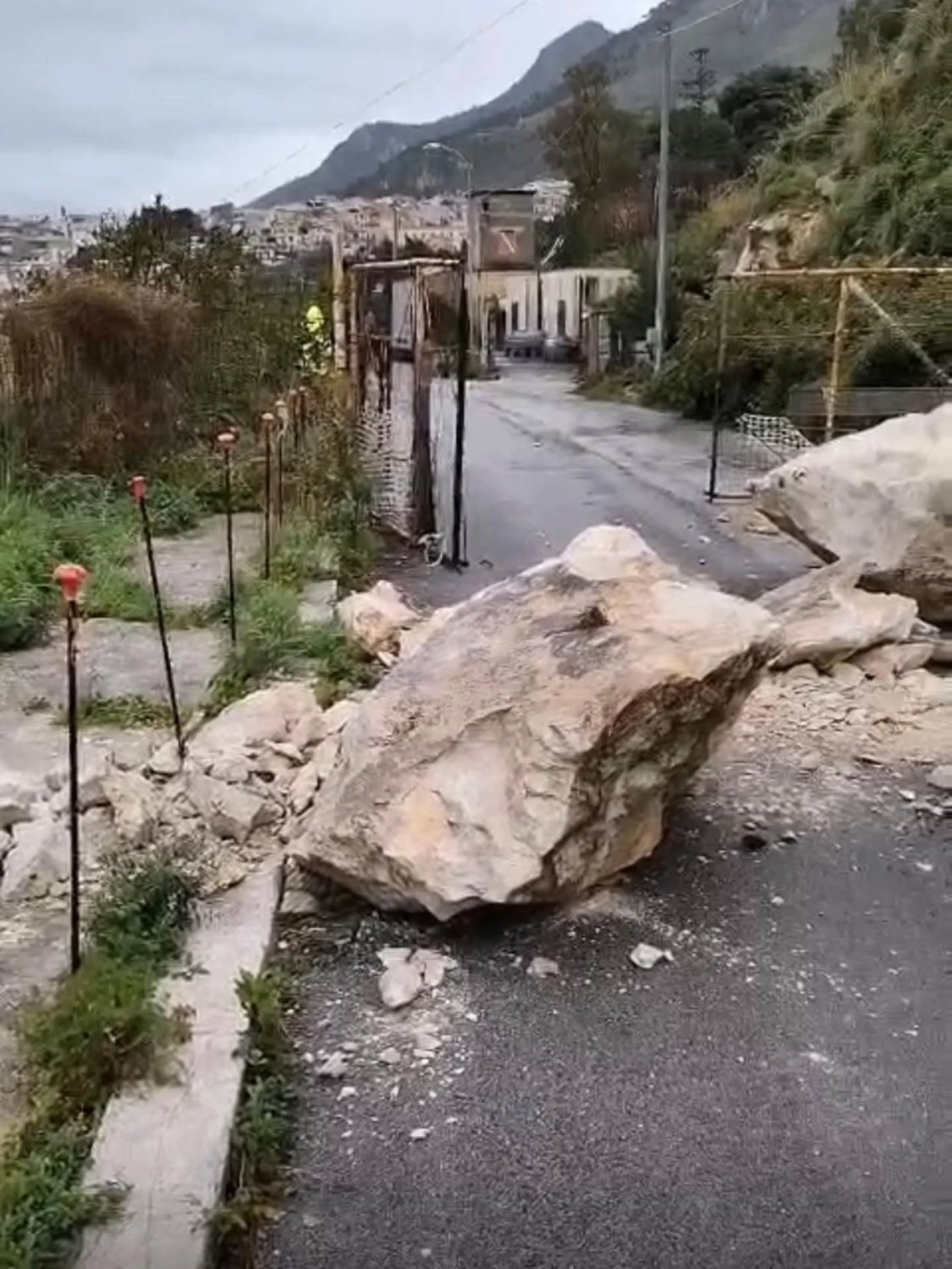 https://www.tp24.it/immagini_articoli/15-03-2026/1773571704-0-castellammare-cade-un-masso-sulla-strada-del-porto.jpg