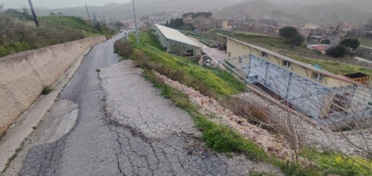 https://www.tp24.it/immagini_articoli/15-04-2026/salemi-pericolo-frane-tra-portella-sant-anna-e-la-provinciale-44-l-allarme-dell-ex-sindaco-di-vita-250.jpg