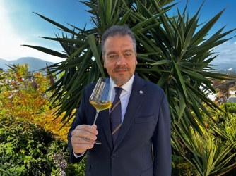 https://www.tp24.it/immagini_articoli/15-05-2026/il-sommelier-trapanese-stefano-cammarata-in-giuria-per-la-43-edizione-dell-alambicco-d-oro-250.jpg