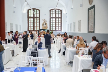 https://www.tp24.it/immagini_articoli/15-05-2026/sicilia-en-primeur-2026-il-vino-siciliano-si-racconta-tra-cultura-territori-ed-esperienze-250.jpg