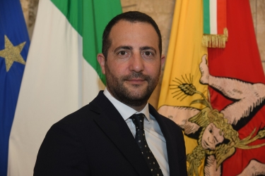 https://www.tp24.it/immagini_articoli/15-05-2026/sicilia-pulita-quattro-milioni-per-le-strade-extraurbane-250.jpg