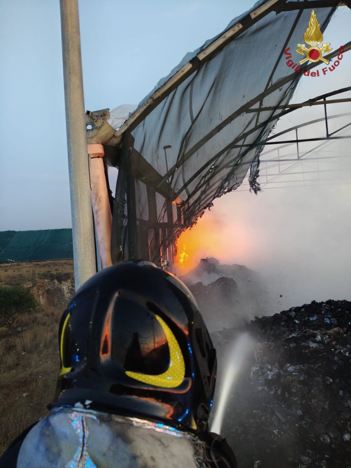 https://www.tp24.it/immagini_articoli/15-06-2026/1781499582-0-inferno-di-fuoco-nel-trapanese-boschi-distrutti-impianti-in-fiamme-e-case-minacciate.jpg