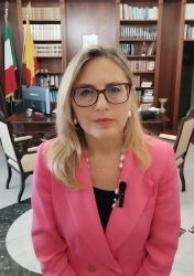 https://www.tp24.it/immagini_articoli/15-06-2026/incendio-alla-sarco-la-sindaca-patti-nessun-allarmismo-stiamo-monitorando-la-situazione-250.jpg