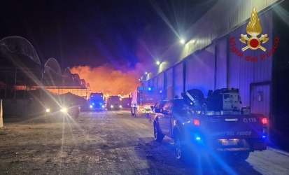 https://www.tp24.it/immagini_articoli/15-06-2026/marsala-incendio-nella-notte-alla-sarco-in-fiamme-impianto-per-il-recupero-di-vetro-e-metalli-250.jpg