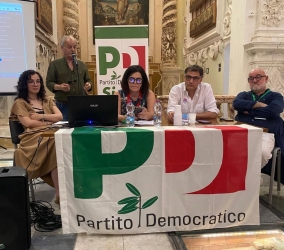 https://www.tp24.it/immagini_articoli/15-06-2026/scontro-nel-pd-siciliano-barbagallo-lasci-la-guida-250.jpg