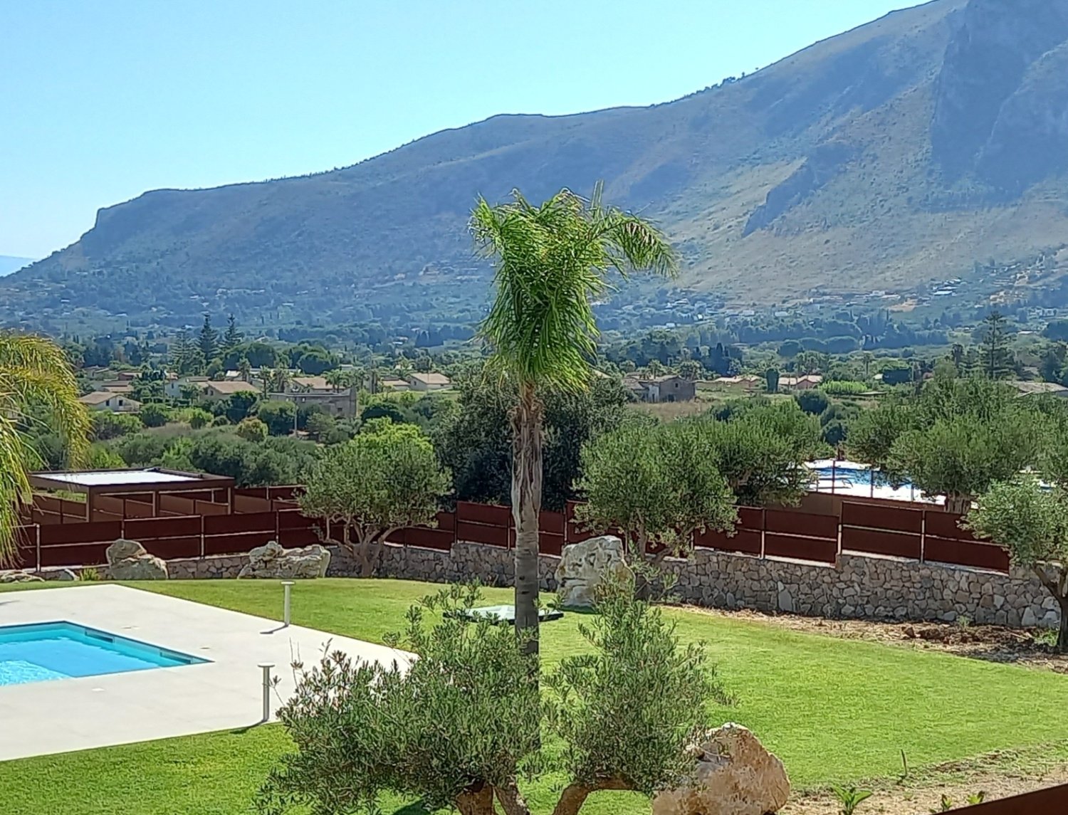https://www.tp24.it/immagini_articoli/15-07-2026/1784103209-0-castellammare-del-golfo-centinaia-di-piscine-ed-il-pericolo-inquinamento.jpg