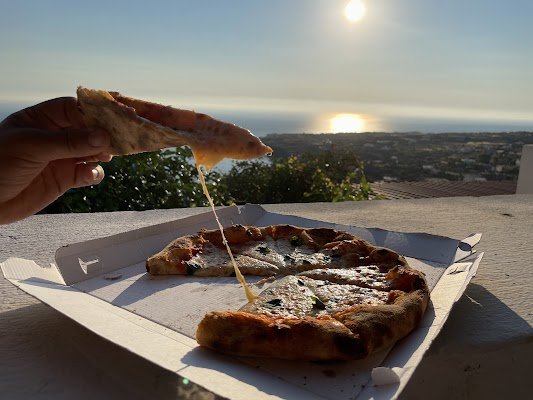 https://www.tp24.it/immagini_articoli/15-07-2026/1784106501-0-la-pizza-sbagliata-e-gli-insulti-sessisti-il-caso-a-pantelleria.jpg