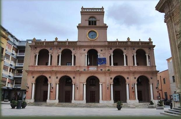 https://www.tp24.it/immagini_articoli/15-07-2026/1784122913-0-marsala-donna-sosta-sotto-il-porticato-di-palazzo-vii-aprile-e-rifiuta-qualsiasi-aiuto.jpg