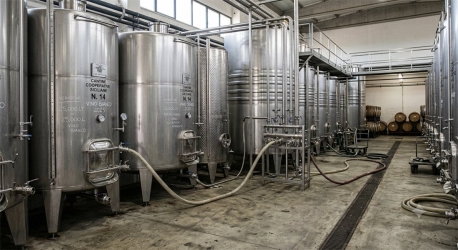 https://www.tp24.it/immagini_articoli/15-07-2026/c-e-troppo-vino-in-giacenza-in-sicilia-serve-la-distillazione-di-crisi-250.jpg