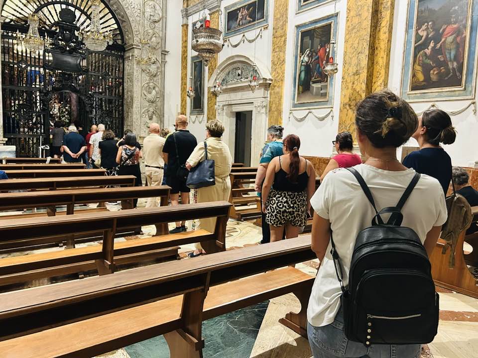 https://www.tp24.it/immagini_articoli/15-08-2025/1755238411-0-trapani-l-alba-di-ferragosto-tra-fede-e-tradizione-alla-madonna.jpg