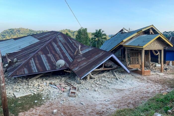 https://www.tp24.it/immagini_articoli/15-08-2026/1786773175-0-terremoto-in-indonesia-almeno-20-morti-scatta-l-allerta-tsunami.jpg