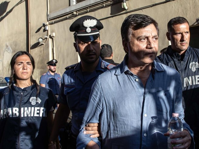 https://www.tp24.it/immagini_articoli/15-08-2026/1786774037-0-c-e-un-altro-mandante-dietro-il-faccendiere.jpg