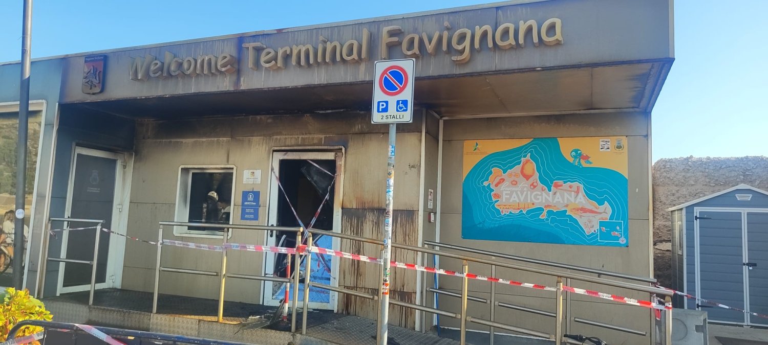 https://www.tp24.it/immagini_articoli/15-08-2026/1786777959-0-favignana-incendio-nella-notte-di-ferragosto-al-welcome-terminal-sala-d-attesa-inagibile.jpg