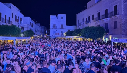 https://www.tp24.it/immagini_articoli/15-08-2026/rmc101-apre-il-ferragosto-alle-egadi-piazza-piena-per-il-djset-250.jpg