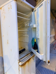 https://www.tp24.it/immagini_articoli/15-09-2026/marsala-il-frigo-abbandonato-ha-pure-il-vino-al-fresco-e-nel-fossato-spunta-una-stufetta-250.jpg