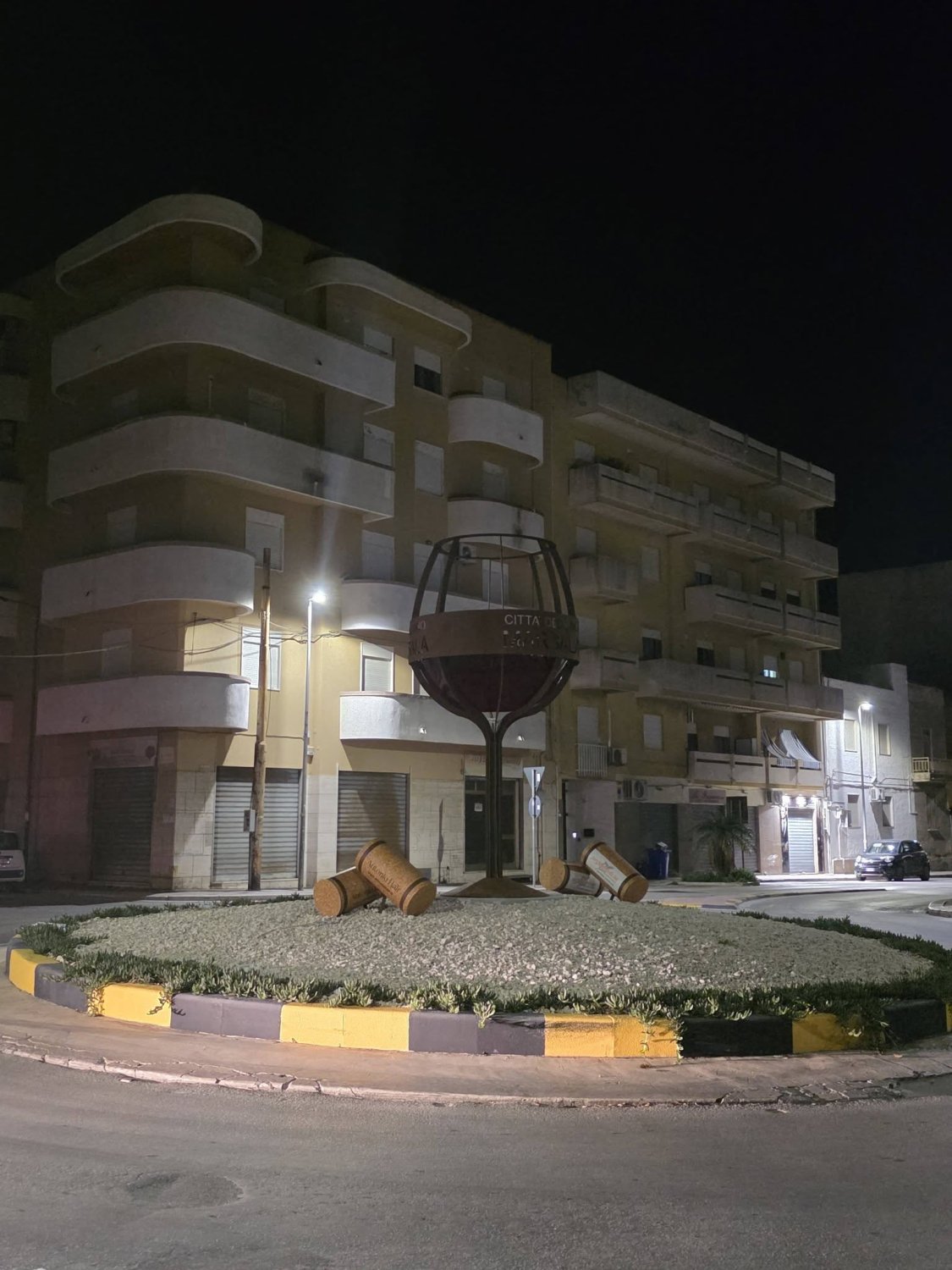 https://www.tp24.it/immagini_articoli/15-10-2026/1792054481-0-marsala-vandalizzato-il-maxi-calice-alla-rotonda-di-via-trapani-impianto-di-illuminazione-fuori-uso.jpg