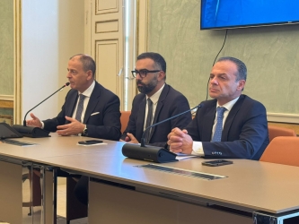https://www.tp24.it/immagini_articoli/15-10-2026/quinci-con-de-luca-primo-strappo-all-ex-provincia-barone-lascia-maggioranza-e-deleghe-250.jpg
