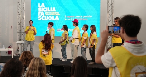 https://www.tp24.it/immagini_articoli/15-10-2026/scuola-4-mila-persone-agli-stati-generali-schifani-rivendica-700-milioni-turano-annuncia-il-supporto-psicologico-250.jpg