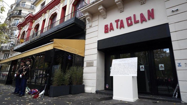 https://www.tp24.it/immagini_articoli/15-11-2025/1763193265-0-dal-bataclan-a-oggi-memoria-responsabilita-e-futuro.jpg