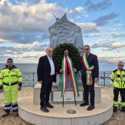 https://www.tp24.it/immagini_articoli/15-11-2025/castellammare-71-anniversario-del-naufragio-del-peschereccio-santissimo-salvatore-250.jpg