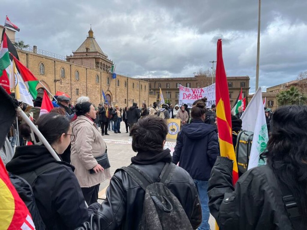 https://www.tp24.it/immagini_articoli/16-01-2025/1737006377-0-italy-migrants-protest-in-palermo-to-demand-residence-permits.jpg